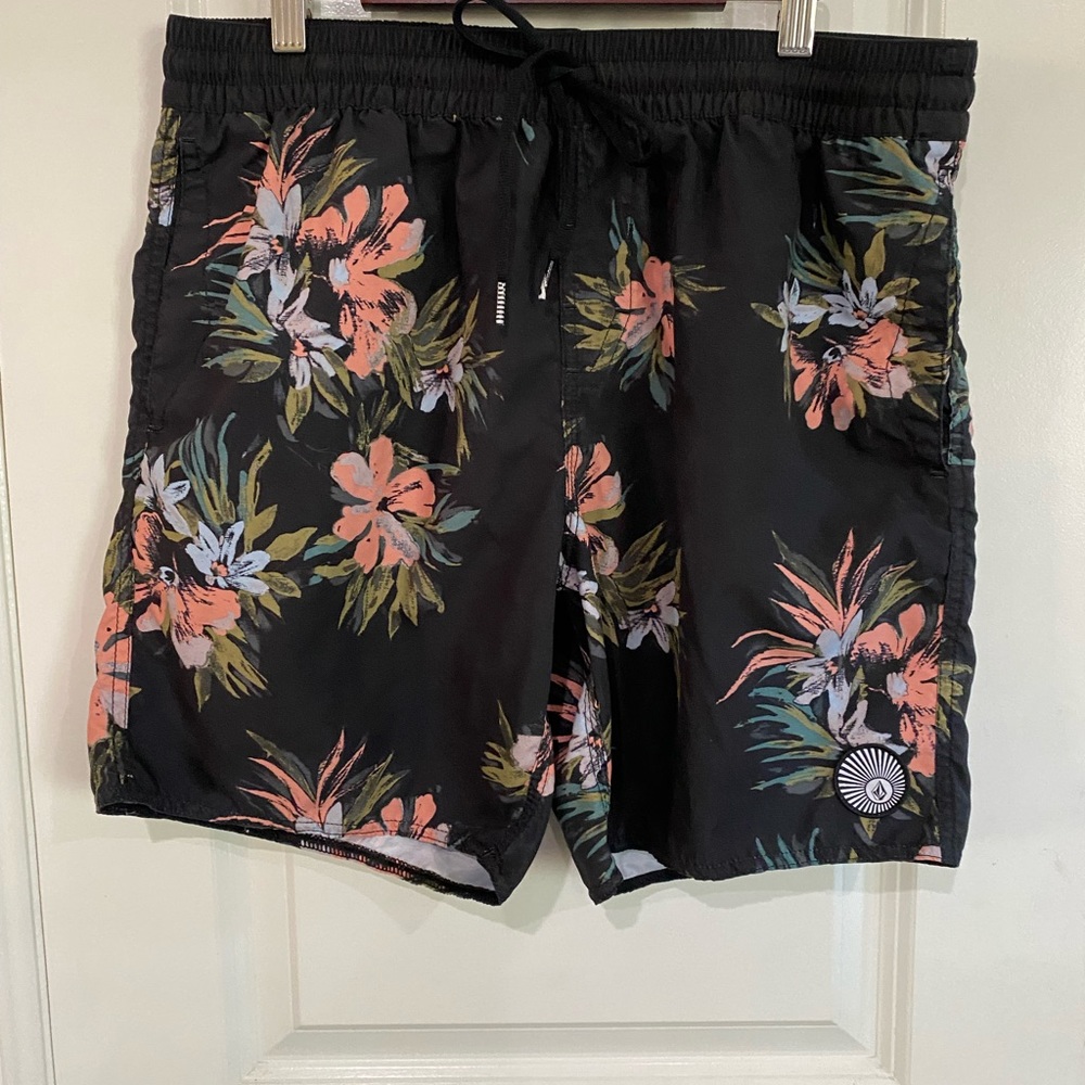 Volcom Earthly Delight board-shorts black with tropical flowers size Medium